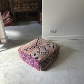 Vintage Boujaad poef 60x60x25cm, handgemaakt Marokkaanse Berber poef