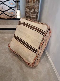 Vintage Boujaad poef 60x60x25cm, handgemaakt Marokkaanse Berber poef