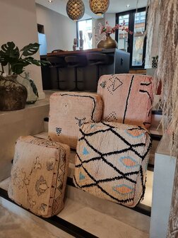 Vintage Boujaad poef 60x60x25cm, handgemaakt Marokkaanse Berber poef