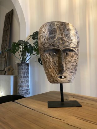 Ethnisch houten masker op statief - XL 