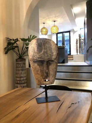 Ethnisch houten masker op statief - XL 