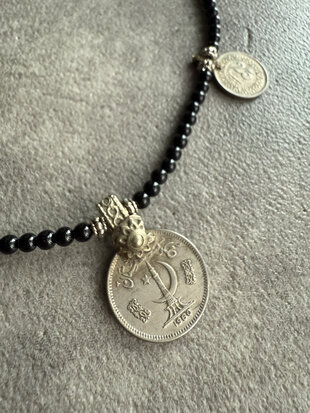 Ketting met vintage coins en zwarte glass beads