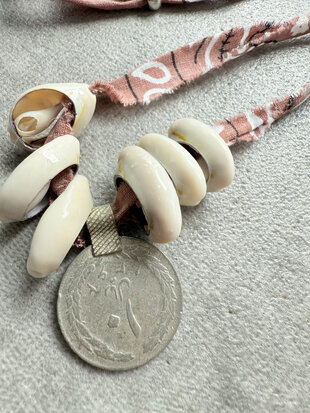 Bandana ketting met schelpen & oude munten