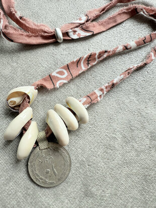 Bandana ketting met schelpen & oude munten