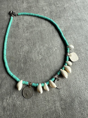 Ketting met turquoise kralen, vintage coins en cowrie shells
