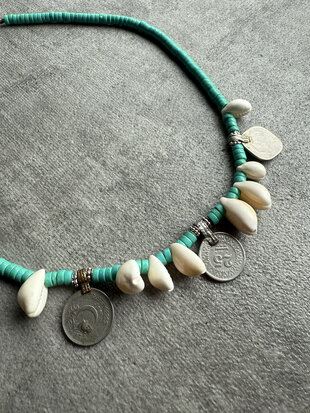 Ketting met turquoise kralen, vintage coins en cowrie shells