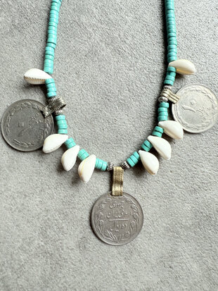 Ketting met turquoise kralen, vintage coins en cowrie shells