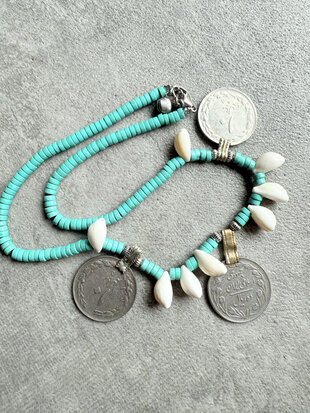 Ketting met turquoise kralen, vintage coins en cowrie shells