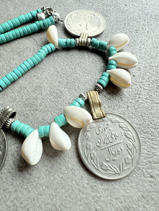 Ketting met turquoise kralen, vintage coins en cowrie shells
