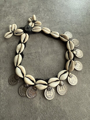 Vintage choker met cowrie shells en vintage munten