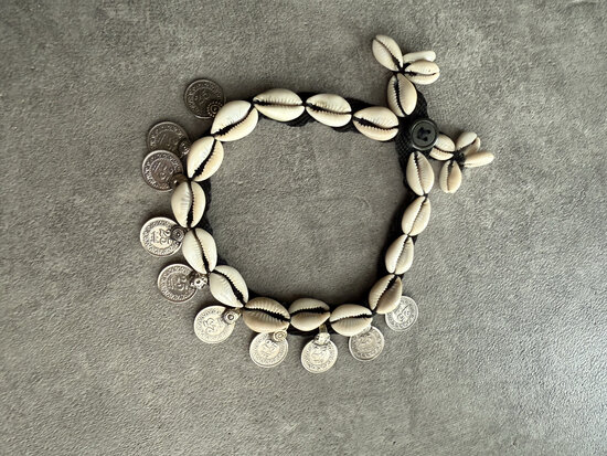 Vintage choker met cowrie shells en vintage munten