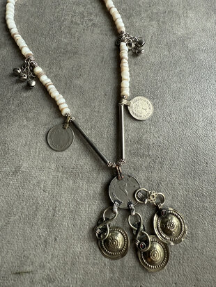 Ketting met witte glaskralen, vintage munten en oude hanger
