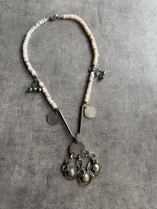 Ketting met witte glaskralen, vintage munten en oude hanger