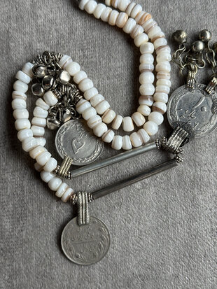 Ketting met witte glaskralen, vintage munten en oude hanger