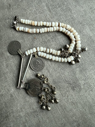 Ketting met witte glaskralen, vintage munten en oude hanger