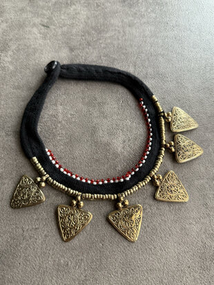 Vintage choker uit India met gouden details