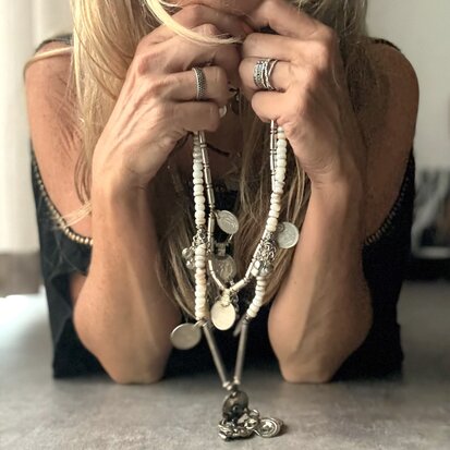 Ketting met witte glaskralen, vintage munten en oude hanger