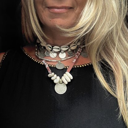 Bandana ketting met schelpen & oude munten