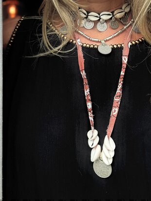 Bandana ketting met schelpen & oude munten