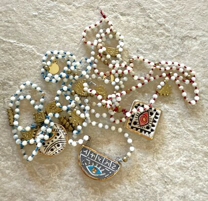 Handgemaakte prayer ketting uit Ankara – met keramisch amulet en bronzen details