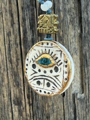 Handgemaakte prayer ketting uit Ankara – met keramisch amulet en bronzen details