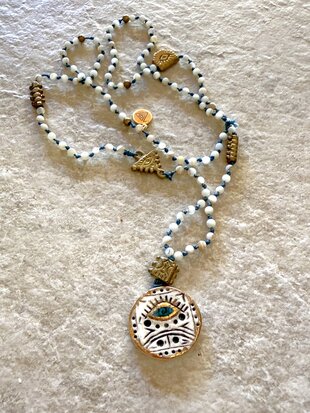 Handgemaakte prayer ketting uit Ankara – met keramisch amulet en bronzen details