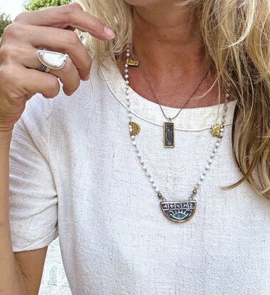 Handgemaakte prayer ketting uit Ankara – met keramisch amulet en bronzen details