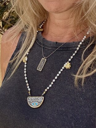 Handgemaakte prayer ketting uit Ankara – met keramisch amulet en bronzen details