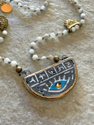 Handgemaakte prayer ketting uit Ankara – met keramisch amulet en bronzen details