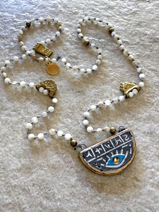 Handgemaakte prayer ketting uit Ankara – met keramisch amulet en bronzen details