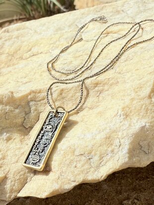 Fijne sterling zilveren ketting met goud doublure & geoxideerde hieroglyfen-amulet