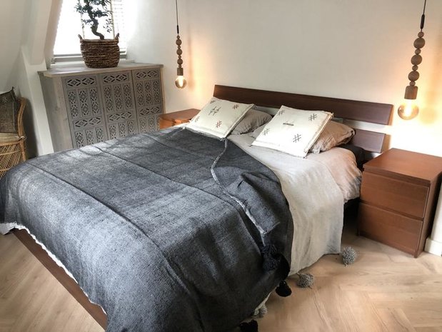Marokkaans pompom deken 185x300 cm vintage black met zwarte pom poms