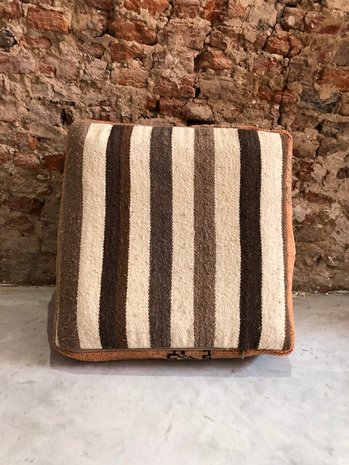Vintage Boujaad poef 60x60x25cm, handgemaakt Marokkaanse Berber poef