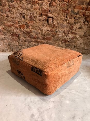 Vintage Boujaad poef 60x60x25cm, handgemaakt Marokkaanse Berber poef