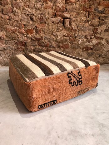 Vintage Boujaad poef 60x60x25cm, handgemaakt Marokkaanse Berber poef