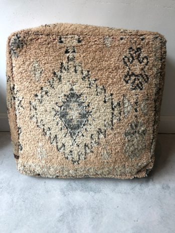 Vintage Boujaad poef 60x60x25cm, handgemaakt Marokkaanse Berber poef