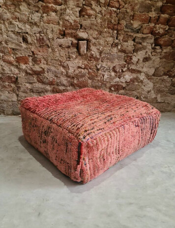 Vintage Boujaad poef 60x60x25cm, handgemaakt Marokkaanse Berber poef
