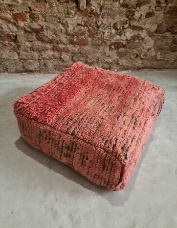 Vintage Boujaad poef 60x60x25cm, handgemaakt Marokkaanse Berber poef