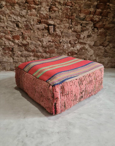 Vintage Boujaad poef 60x60x25cm, handgemaakt Marokkaanse Berber poef