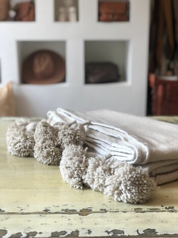 Marokkaans pompom deken 185x300 cm zand met witte bies