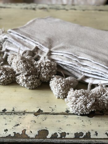 Marokkaans pompom deken 185x300 cm zand met witte bies