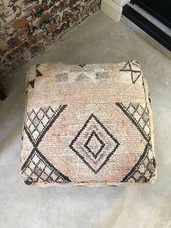 Vintage Boujaad poef 60x60x25cm, handgemaakt Marokkaanse Berber poef