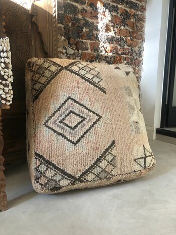 Vintage Boujaad poef 60x60x25cm, handgemaakt Marokkaanse Berber poef