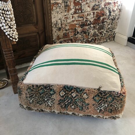 Vintage Boujaad poef 60x60x25cm, handgemaakt Marokkaanse Berber poef