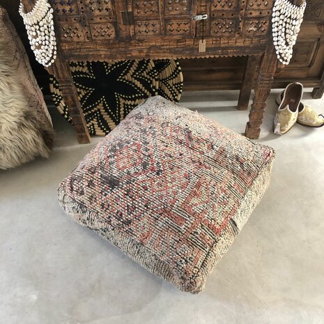 Vintage Boujaad poef 60x60x25cm, handgemaakt Marokkaanse Berber poef