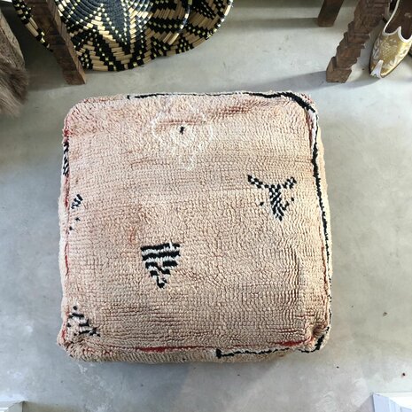 Vintage Boujaad poef 60x60x25cm, handgemaakt Marokkaanse Berber poef