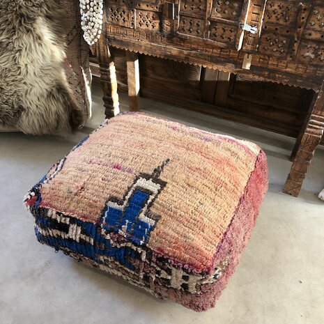 Vintage Boujaad poef 60x60x25cm, handgemaakt Marokkaanse Berber poef