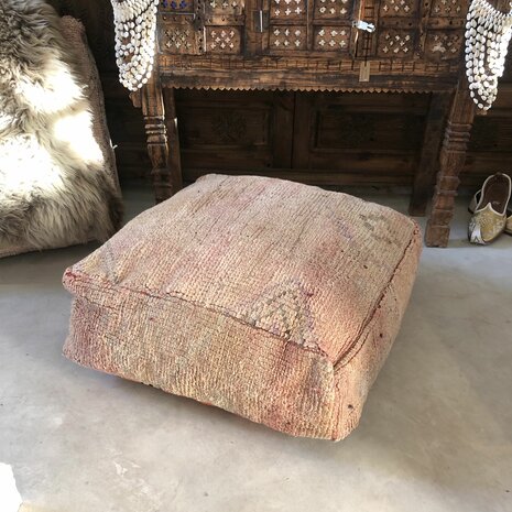 Vintage Boujaad poef 60x60x25cm, handgemaakt Marokkaanse Berber poef