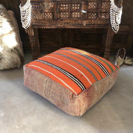 Vintage Boujaad poef 60x60x25cm, handgemaakt Marokkaanse Berber poef