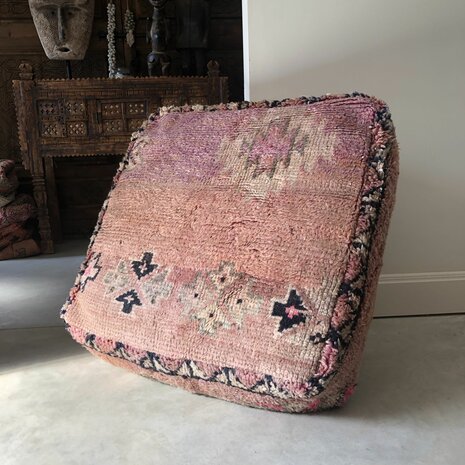 Vintage Boujaad poef 60x60x25cm, handgemaakt Marokkaanse Berber poef